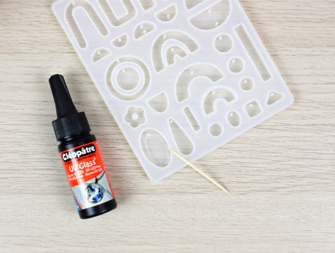 Step 1 of the UV resin key ring tutorial