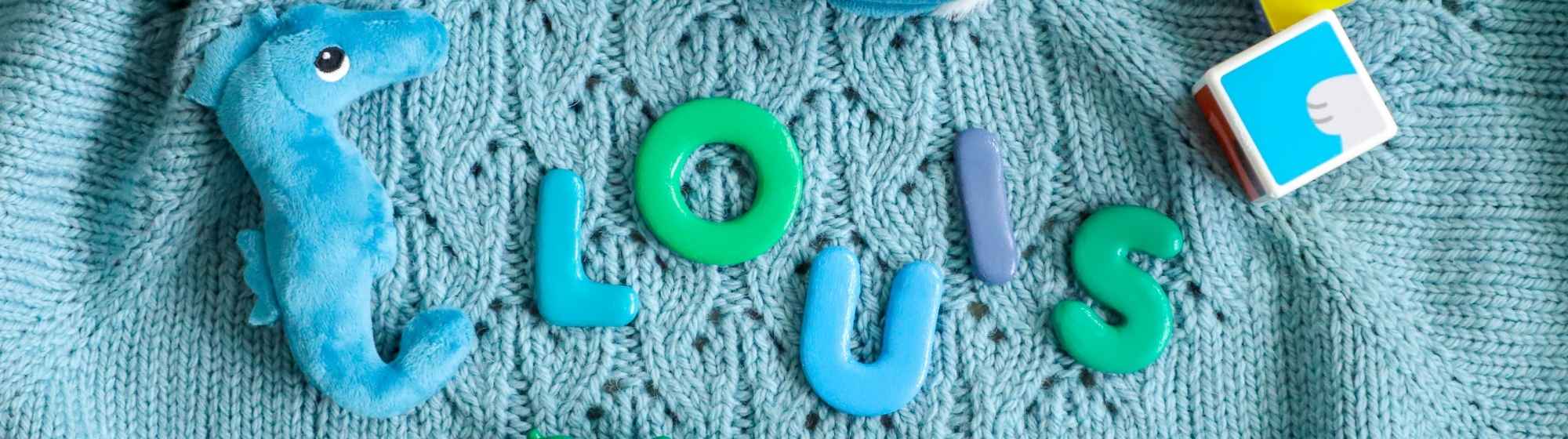 Mot Louis compose en lettres colorees sur fond tricote pour un tutoriel DIY en pate autodurcissante.