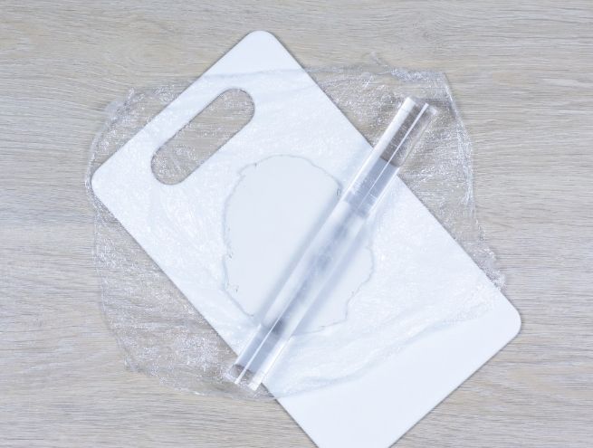 Lissage de la pate autodurcissante a l’aide d’un rouleau pour obtenir une surface uniforme.