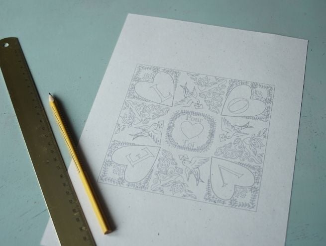 Croquis à découper représentant un puzzle victorien sur fond de papier, avec des motifs floraux et géométriques.