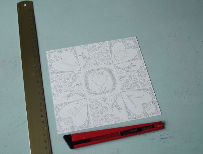 Puzzle victorien coloré et découpé en formes géométriques, représentant une scène romantique.