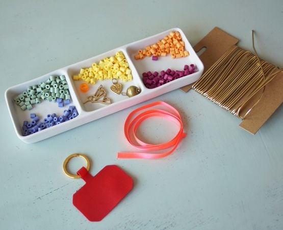 Matériel nécessaire pour créer un bijou de téléphone DIY avec perles colorées