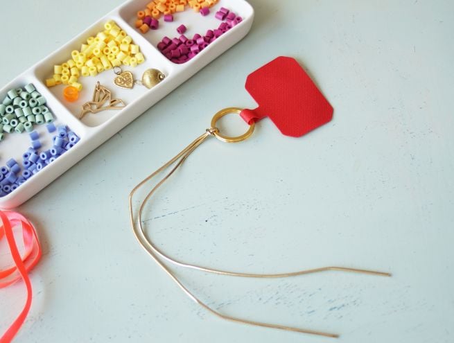 Matériel et perles colorées pour réaliser un bijou de téléphone DIY