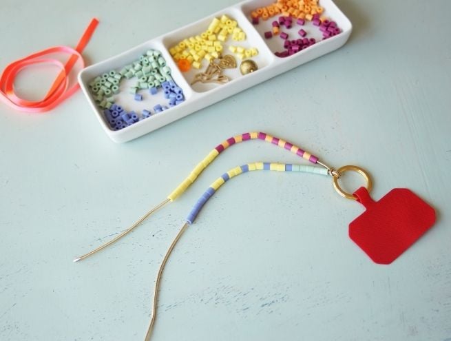 Assemblage des perles pour fabriquer un bijou de téléphone fait main