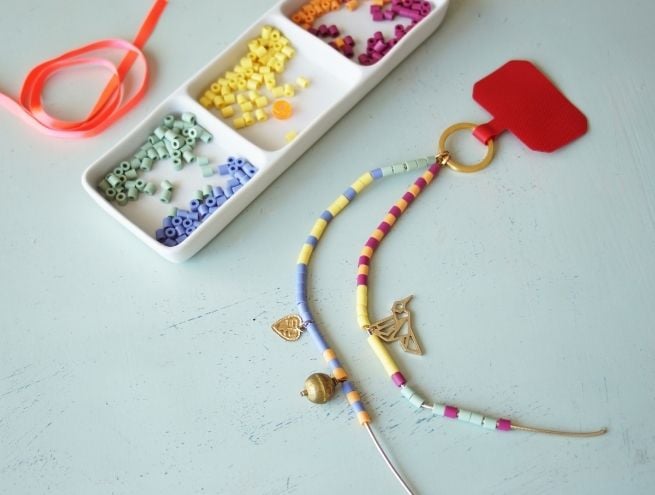 Étape de création d’un bijou de téléphone avec des perles colorées