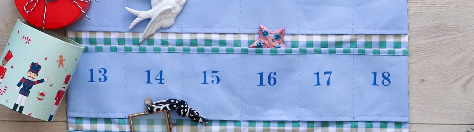 Calendrier de l'Avent fait main en tissu vichy vert et blanc avec 24 poches numérotées et décorations