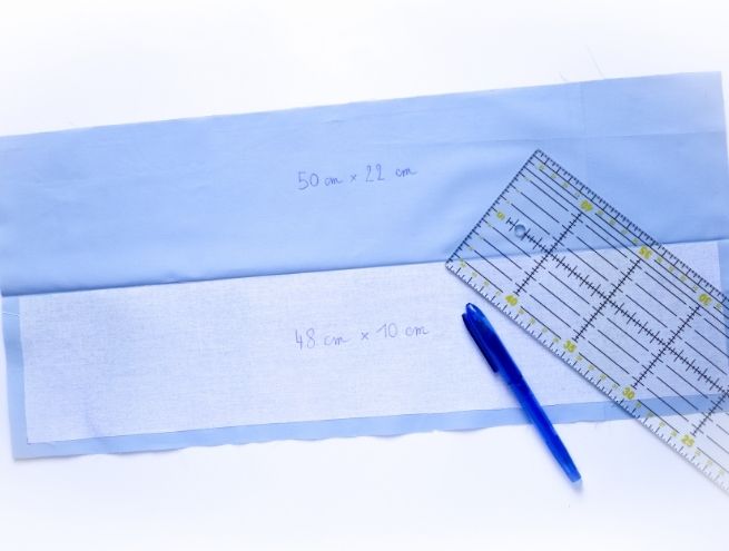Couture d'une finition en tissu vichy sur le bord d'une poche du calendrier de l'Avent