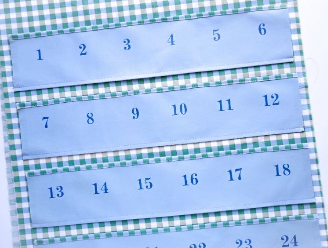 Découpe des pièces de tissu pour réaliser les poches d'un calendrier de l'Avent