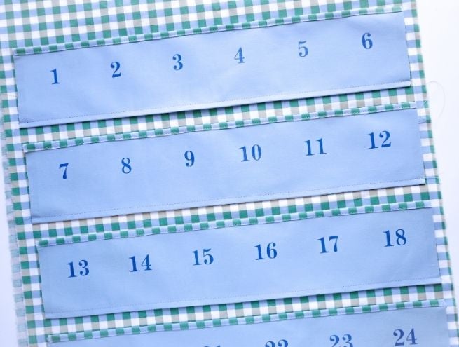 Découpe des pièces de tissu pour réaliser les poches d'un calendrier de l'Avent