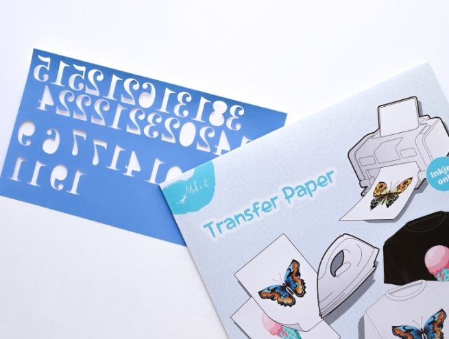 Papier transfert et pochoir utilisés pour personnaliser les éléments du calendrier de l'Avent