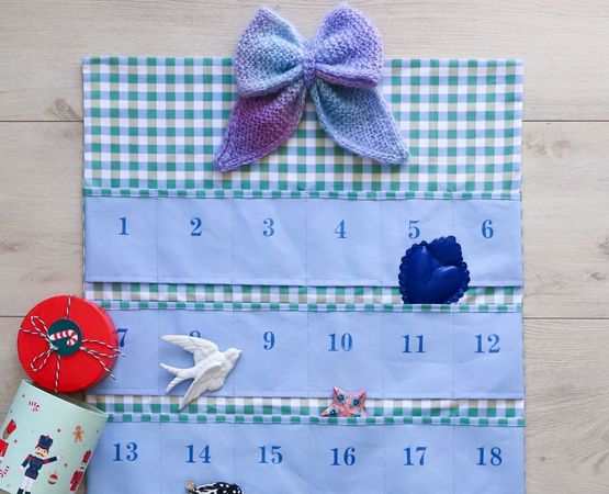 Calendrier de l'Avent fait main en tissu vichy vert et blanc avec 24 poches numérotées et décorations