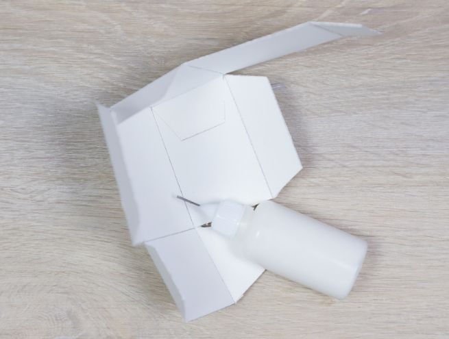 Collage des parties découpées pour assembler une boîte du calendrier de l’Avent herbier.