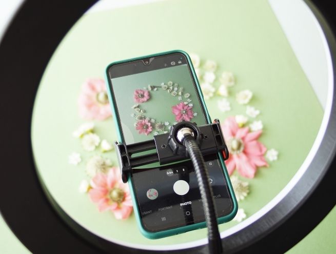 photo wedding announcement smartphone ring light content creation diy flowers