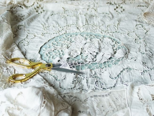 Épinglage des morceaux de tissu pour coudre la veste kimono