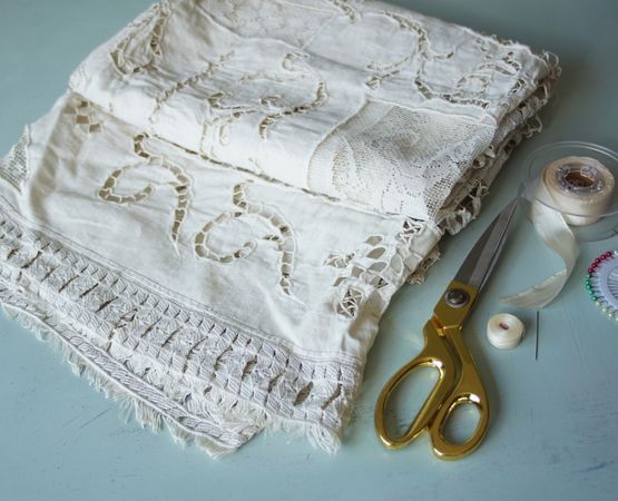 Matériel nécessaire pour réaliser une veste kimono, avec tissu, fil, aiguilles et ciseaux
