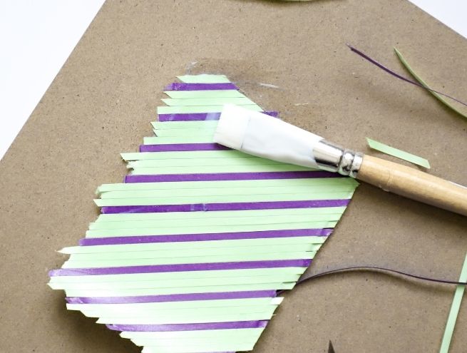 Encollage de bandes de papier décoratives dans un tutoriel de marqueterie DIY