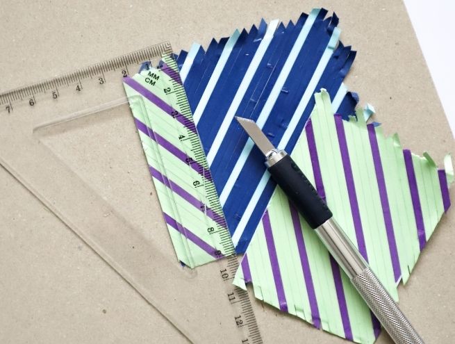 Traçage et découpe d’une composition en papier coloré avec règle et cutter