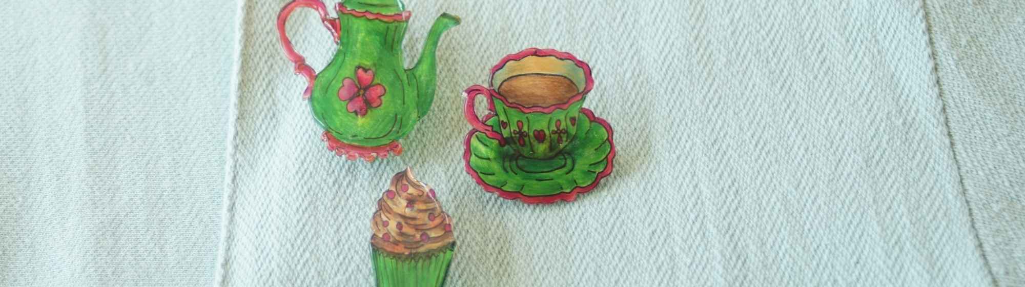 Illustration des étapes de création de broches en plastique.