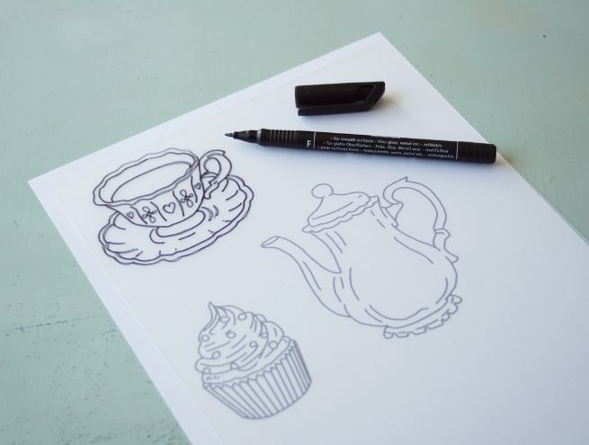 Dessin des formes de théière, tasse et cupcake sur papier pour broche en plastique.