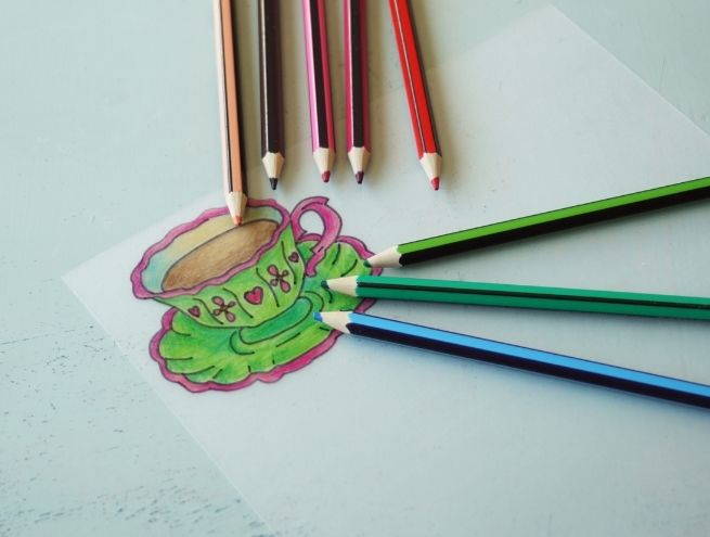 Feuille avec formes colorées de théière, tasse et cupcake prêtes à découper.