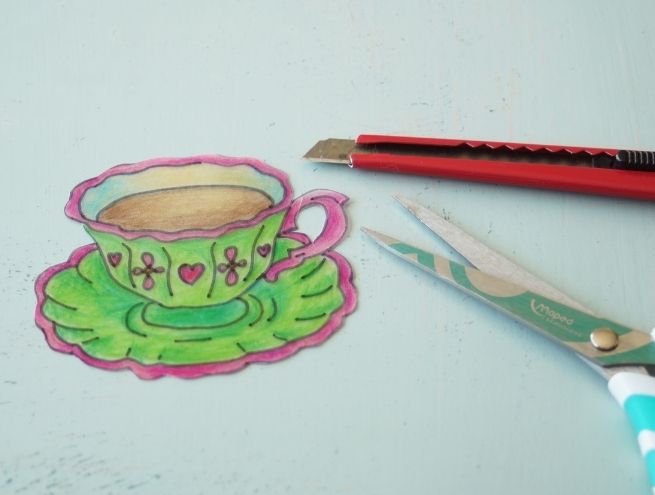 Coloration des dessins de broches en plastique avec crayons de couleur.
