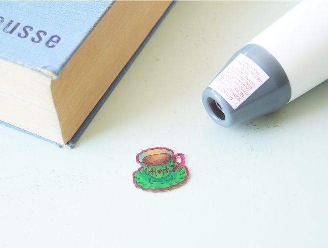 Application de la colle sur les broches en plastique pour fixer les épingles.