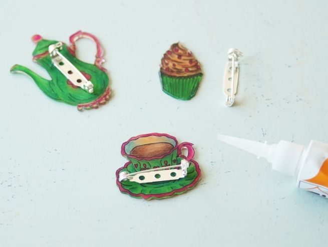 Fixation des épingles sur les broches décorées avec de la colle.