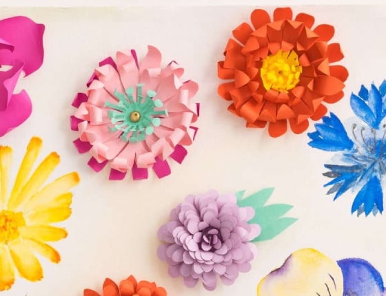 Création loisirs créatifs DIY en peinture avec des fleurs en papiers