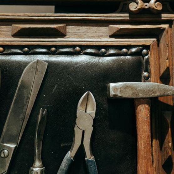 Outil Dremel pour poncer un meuble en bois