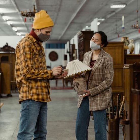Meubles, canapé en cuir bleu et table basse en bois disponibles chez Emmaus