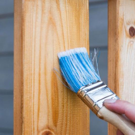 Bureau fait main DIY en bois et peinture bleue avec une machine à écrire et des décorations florales