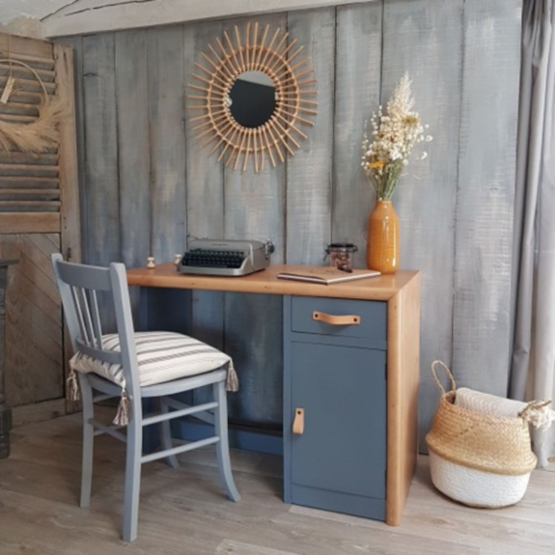 Bureau fait main DIY en bois et peinture bleue avec une machine à écrire et des décorations florales