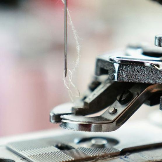 4 grandes catégories de machines à coudre : Les machines à coudre mécaniques, les machines à coudre électroniques, les surjeteuses, les brodeuses.