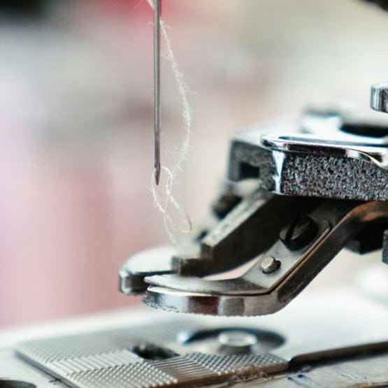 4 grandes catégories de machines à coudre : Les machines à coudre mécaniques, les machines à coudre électroniques, les surjeteuses, les brodeuses.