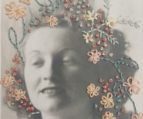 Photo ancienne retouchée avec des broderies florales ajoutées autour du visage de la personne.