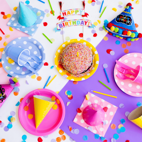 Confettis sur table d'anniversaire