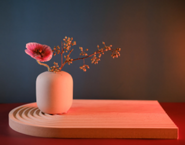 Vase en poterie avec bouquet de fleurs