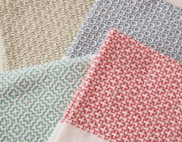 Pelotes de fils à broder multicolores en gros plan, alignées côte à côte