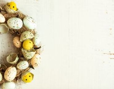 Couronne de Pâques décorée de coquilles d’œufs tachetées et de petits poussins jaunes.