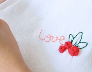 Broderie love sur t-shirt blanc 