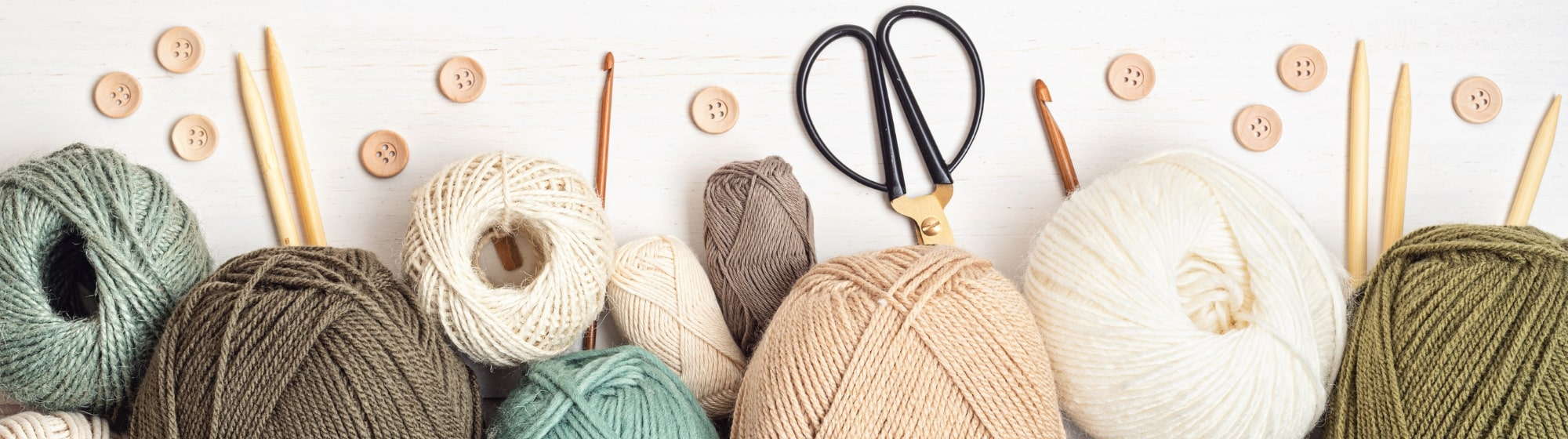 Pelotes de laine, aiguilles et boutons