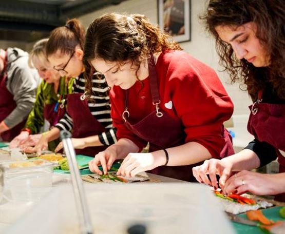 un groupe de personnes qui font un atelier manuel