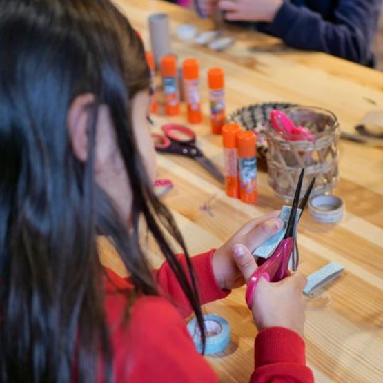 Young girl doing a ARTS AND CRAFTS workshop at the Créations & savoir-faire 2024 family day.