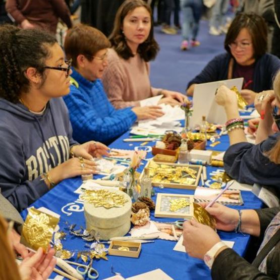 Women doing a ARTS AND CRAFTS workshop during the Créations & savoir-faire 2024 Nocturne.