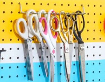  Idée pegboard multicolor DIY pour ranger ses fournitures de loisirs créatifs 