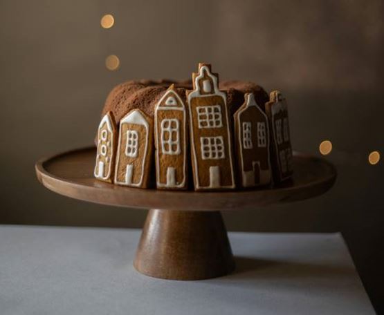 un gâteau en pain d'épice en forme de maison