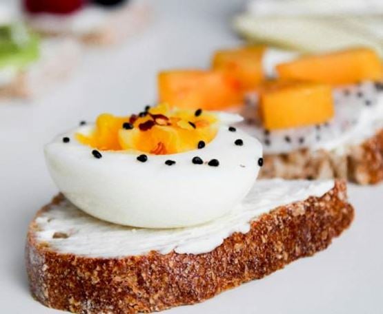 un oeuf sur une tartine de pain