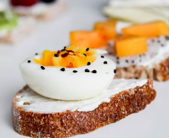 an egg on a slice of bread