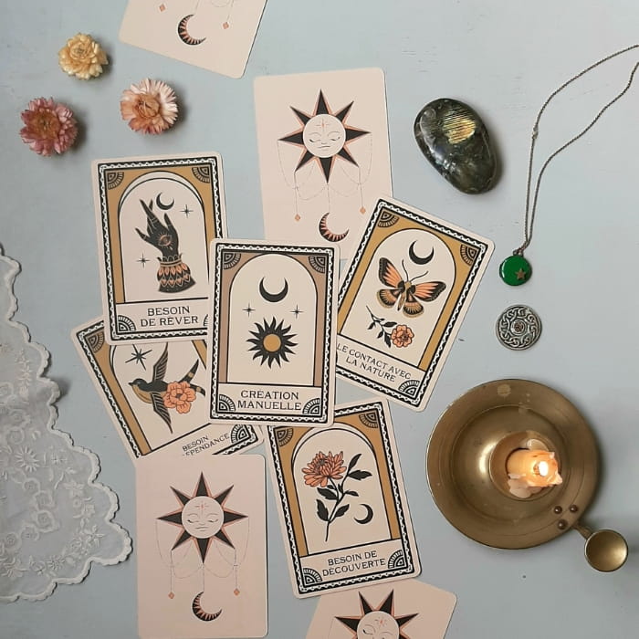 Cartes de tarot vues de dessus sur une table avec une bougie allumée