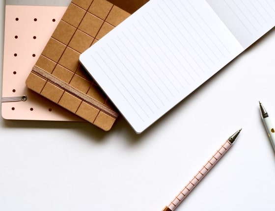 Cahiers et stylos 